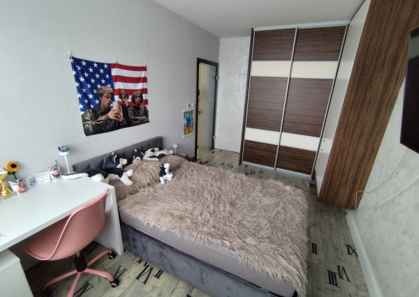 Ponúkam na predaj  6 izbový elegantne zariadený, samostatne stojací rodinný dom v obci Veľké Dvorníky.