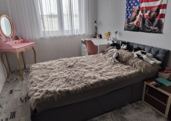 Ponúkam na predaj  6 izbový elegantne zariadený, samostatne stojací rodinný dom v obci Veľké Dvorníky.