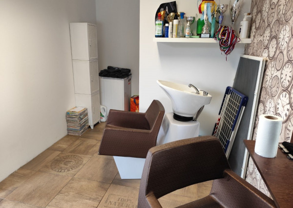 Ponúkam na predaj  6 izbový elegantne zariadený, samostatne stojací rodinný dom v obci Veľké Dvorníky.