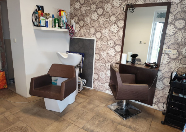 Ponúkam na predaj  6 izbový elegantne zariadený, samostatne stojací rodinný dom v obci Veľké Dvorníky.