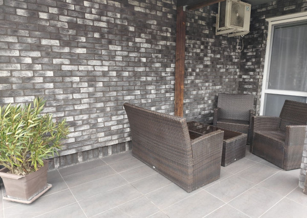 Ponúkam na predaj  6 izbový elegantne zariadený, samostatne stojací rodinný dom v obci Veľké Dvorníky.