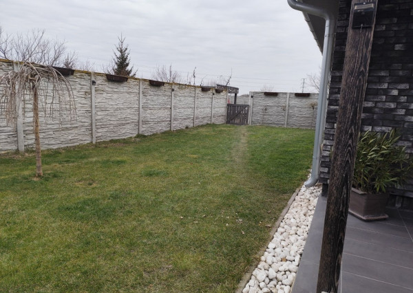 Ponúkam na predaj  6 izbový elegantne zariadený, samostatne stojací rodinný dom v obci Veľké Dvorníky.