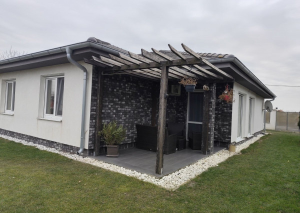 Ponúkam na predaj  6 izbový elegantne zariadený, samostatne stojací rodinný dom v obci Veľké Dvorníky.