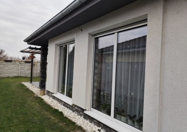 Ponúkam na predaj  6 izbový elegantne zariadený, samostatne stojací rodinný dom v obci Veľké Dvorníky.