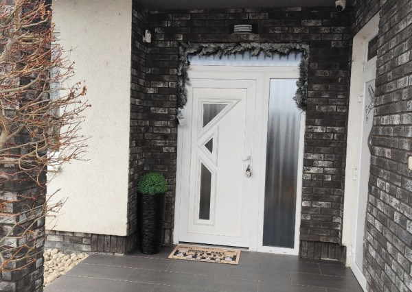 Ponúkam na predaj  6 izbový elegantne zariadený, samostatne stojací rodinný dom v obci Veľké Dvorníky.