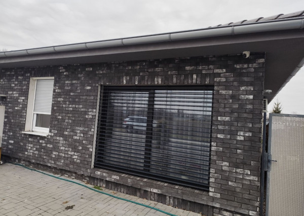 Ponúkam na predaj  6 izbový elegantne zariadený, samostatne stojací rodinný dom v obci Veľké Dvorníky.