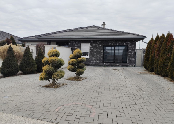 Ponúkam na predaj  6 izbový elegantne zariadený, samostatne stojací rodinný dom v obci Veľké Dvorníky.