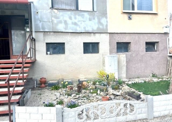 REZERVOVANÉ - Predaj 2 izb.bytu  s garážou v obci Veľké Uľany.
