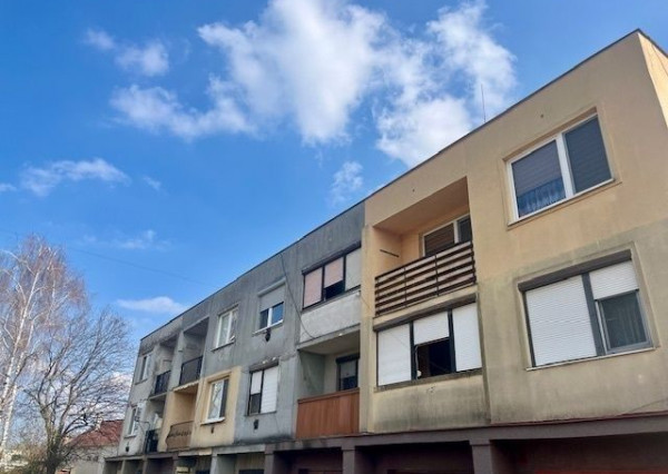 REZERVOVANÉ - Predaj 2 izb.bytu  s garážou v obci Veľké Uľany.