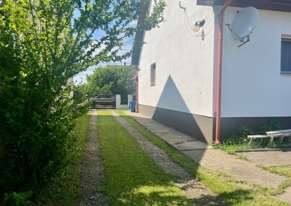 Imperium RK Vám ponúka na predaj 4 izbový rodinný dom za susednými hranicami v  HEGYESHALOME.