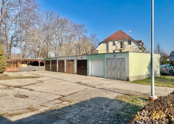 Lehnice - na predaj garáž s úplným podpivničením a montážnou jamou.