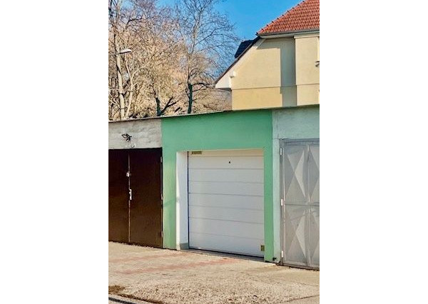 Lehnice - na predaj garáž s úplným podpivničením a montážnou jamou.