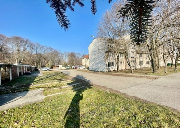 Lehnice - na predaj garáž s úplným podpivničením a montážnou jamou.