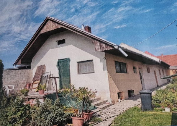 Na predaj 4izb. starší rodinný dom na 9 árovom pozemku v Maďarsku, obec Jánossomorja.