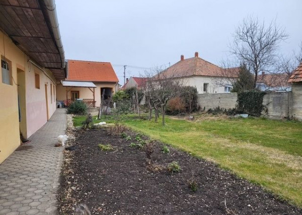 Na predaj 4izb. starší rodinný dom na 9 árovom pozemku v Maďarsku, obec Jánossomorja.