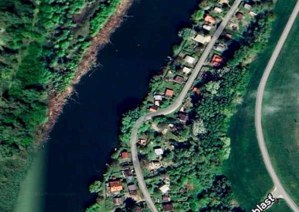 Na predaj rekreačný pozemok pri Dunaji v rekrečnej časti obce Bodíky