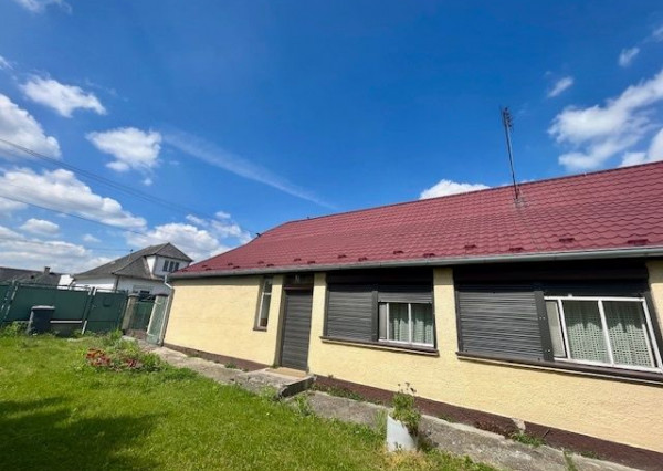 Na predaj 4izb. starší rodinný dom na 8 árovom pozemku  Lehnice -Sása.