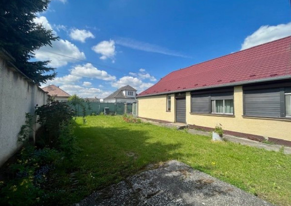 Na predaj 4izb. starší rodinný dom na 8 árovom pozemku  Lehnice -Sása.