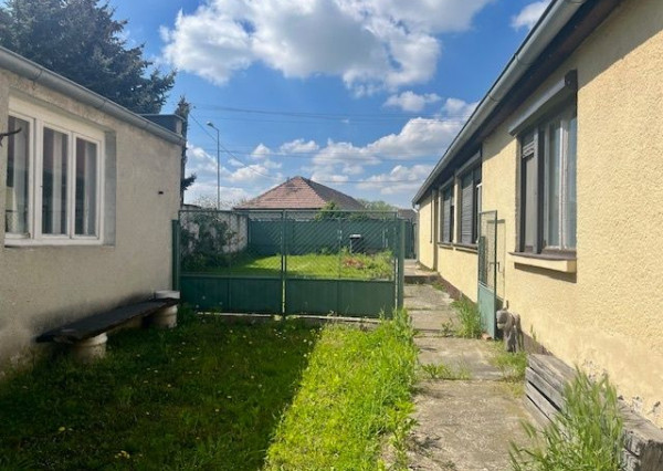 Na predaj 4izb. starší rodinný dom na 8 árovom pozemku  Lehnice -Sása.