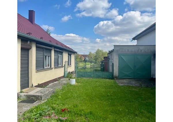 Na predaj 4izb. starší rodinný dom na 8 árovom pozemku  Lehnice -Sása.