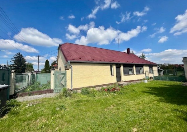 Na predaj 4izb. starší rodinný dom na 8 árovom pozemku  Lehnice -Sása.