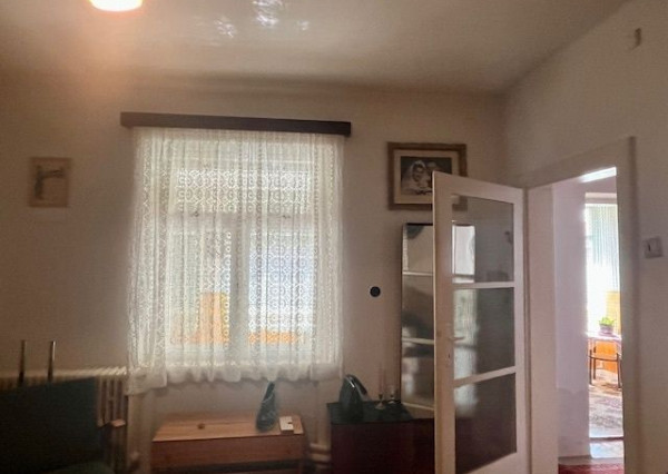 Na predaj 4izb. starší rodinný dom na 8 árovom pozemku  Lehnice -Sása.