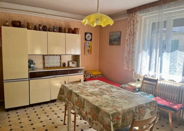 Na predaj 4izb. starší rodinný dom na 8 árovom pozemku  Lehnice -Sása.