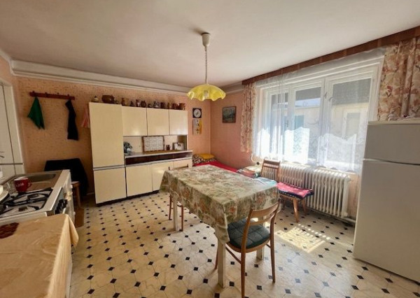 Na predaj 4izb. starší rodinný dom na 8 árovom pozemku  Lehnice -Sása.