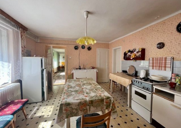 Na predaj 4izb. starší rodinný dom na 8 árovom pozemku  Lehnice -Sása.