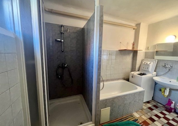 Na predaj 4izb. starší rodinný dom na 8 árovom pozemku  Lehnice -Sása.