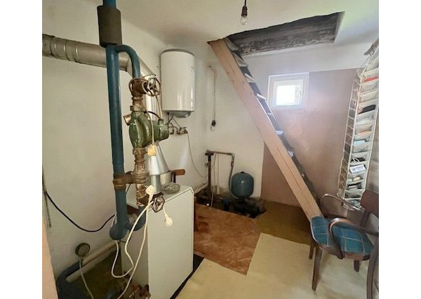 Na predaj 4izb. starší rodinný dom na 8 árovom pozemku  Lehnice -Sása.