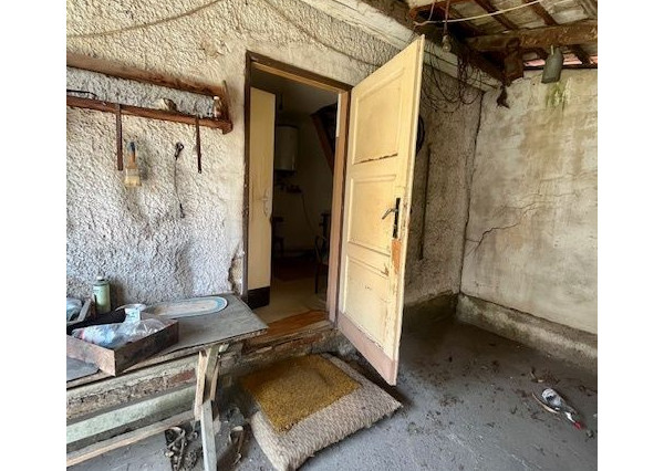 Na predaj 4izb. starší rodinný dom na 8 árovom pozemku  Lehnice -Sása.