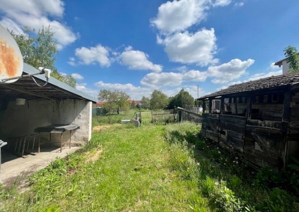 Na predaj 4izb. starší rodinný dom na 8 árovom pozemku  Lehnice -Sása.