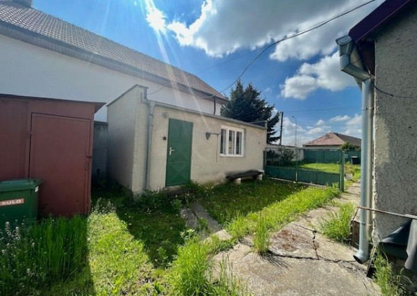 Na predaj 4izb. starší rodinný dom na 8 árovom pozemku  Lehnice -Sása.