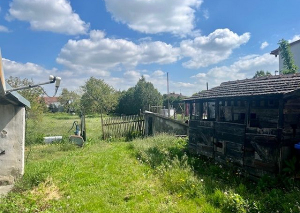 Na predaj 4izb. starší rodinný dom na 8 árovom pozemku  Lehnice -Sása.