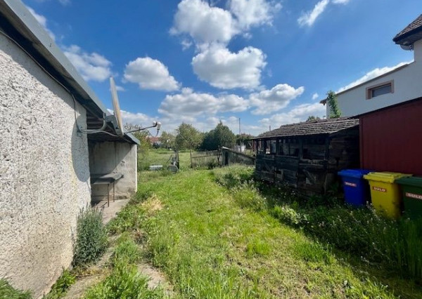 Na predaj 4izb. starší rodinný dom na 8 árovom pozemku  Lehnice -Sása.