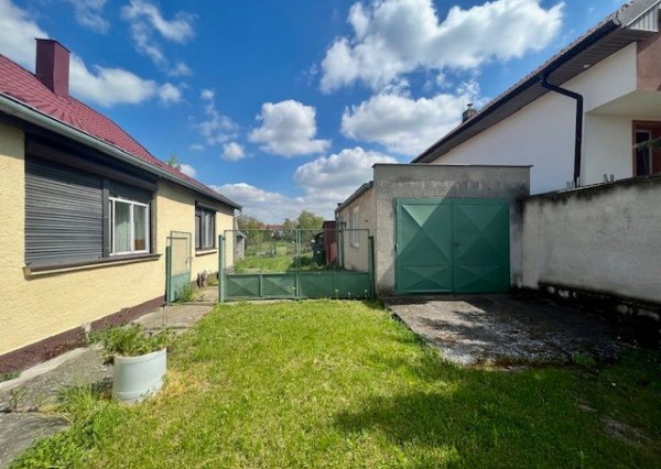 Na predaj 4izb. starší rodinný dom na 8 árovom pozemku  Lehnice -Sása.