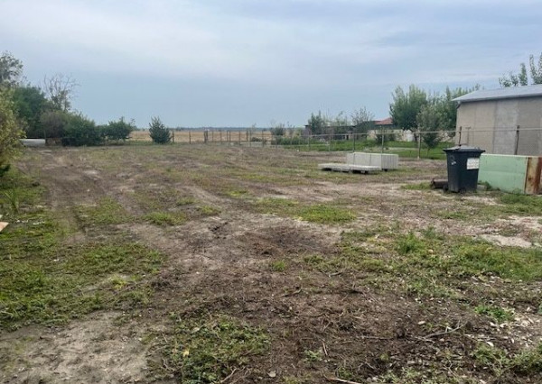 Pekný slnečný pozemok 1182 m2  na predaj - obec Čenkovce.