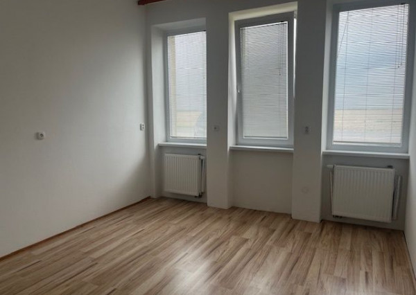 Prenájom nebytových a kancelárskych priestorov v obci Štvrtok na Ostrove.