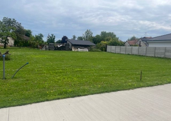 3 KS -Slnečné pozemky v obci Rohovce- ideálne miesto pre váš nový domov.