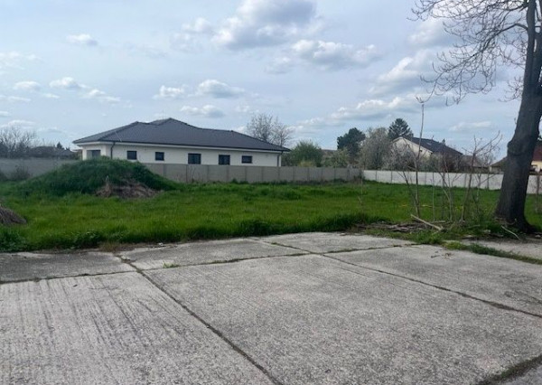 Predaj : pozemok 1550 m2 aj pre developerov  v obci Veľké Blahovo.