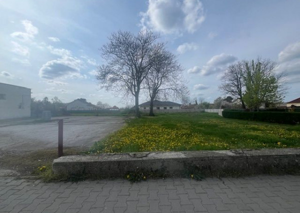 Predaj : pozemok 1550 m2 aj pre developerov  v obci Veľké Blahovo.