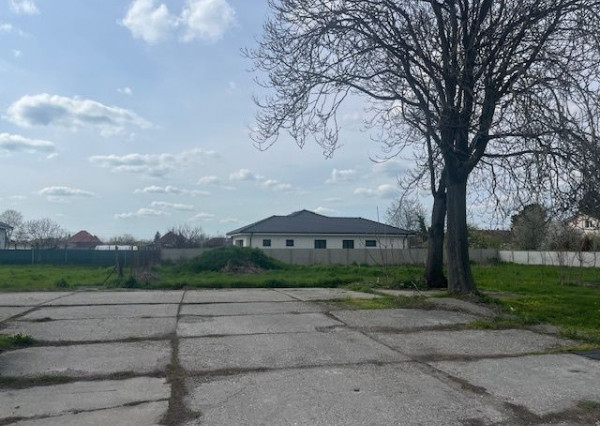 Predaj : pozemok 1550 m2 aj pre developerov  v obci Veľké Blahovo.