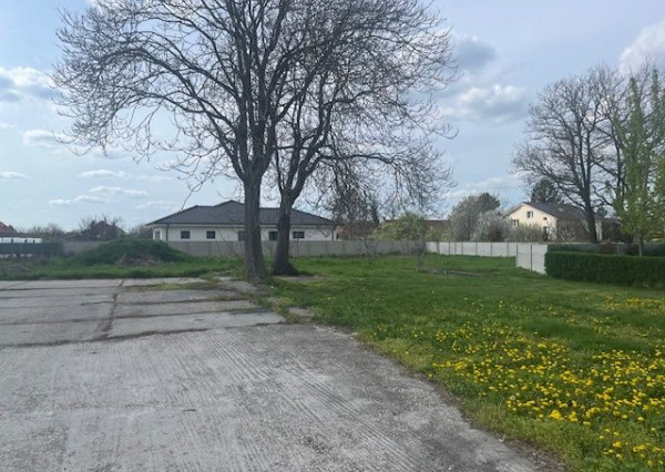 Predaj : pozemok 1550 m2 aj pre developerov  v obci Veľké Blahovo.