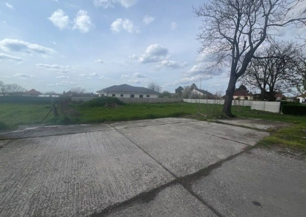 Predaj : pozemok 1550 m2 aj pre developerov  v obci Veľké Blahovo.