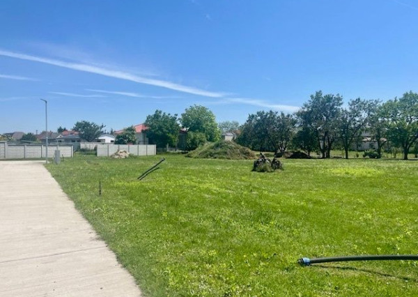 Stavebný pozemok 712m2  v obci Rohovce.