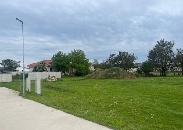 Stavebný pozemok 712m2  v obci Rohovce.