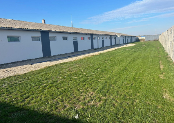 Prenájom skladových / výrobných priestorov 2km od Dunajskej Stredy, Šipošovské Kračany. Warehouse and production hall for a rent.