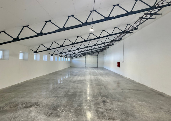 Prenájom skladových / výrobných priestorov 2km od Dunajskej Stredy, Šipošovské Kračany. Warehouse and production hall for a rent.