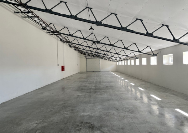 Prenájom skladových / výrobných priestorov 2km od Dunajskej Stredy, Šipošovské Kračany. Warehouse and production hall for a rent.